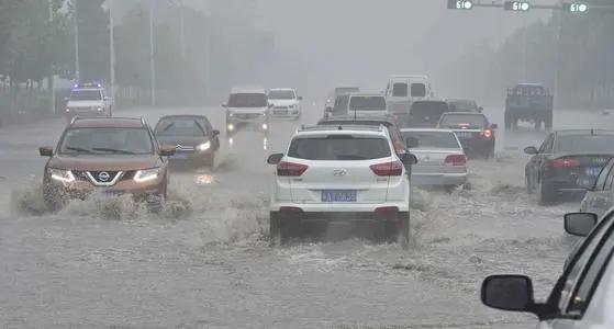 长沙突降暴雨，有门店被淹近半，今年的强降雨天气为何如此频发？