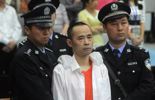 死刑犯临刑前会见近亲属时要亲吻自己的老婆，可以吗？