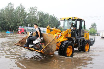 马路积水铲车运送市民10元一位，这么做合理吗？