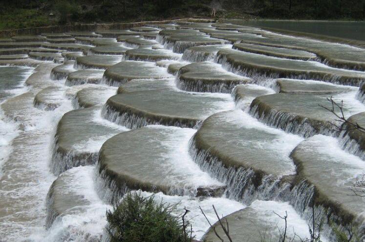 丽江玉龙雪山。不上山，只是想在白水河和蓝月谷玩，可以吗？收进山费吗？