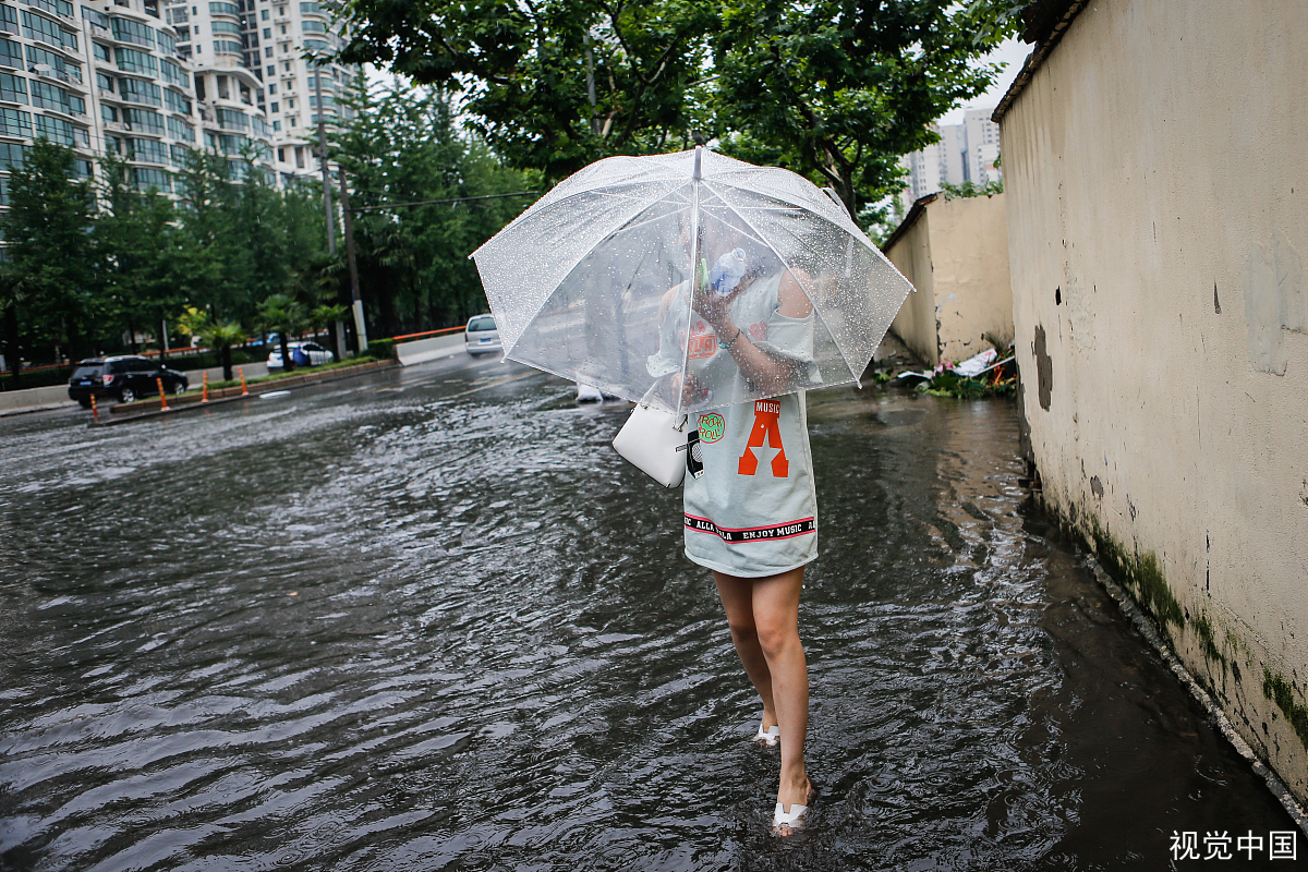 武汉突降暴雨，瞬时白昼如夜，这场暴雨为何来的这么猛烈？