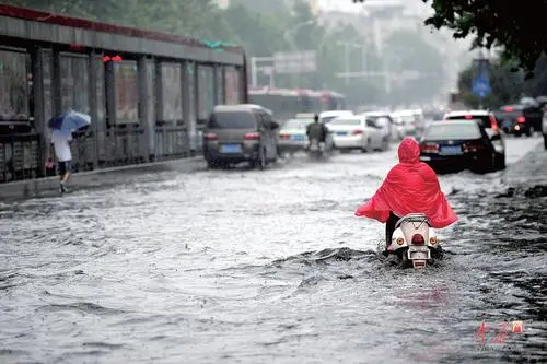 郑州暴雨地铁倒灌，12人死亡，乘客在5号线究竟都经历了什么？