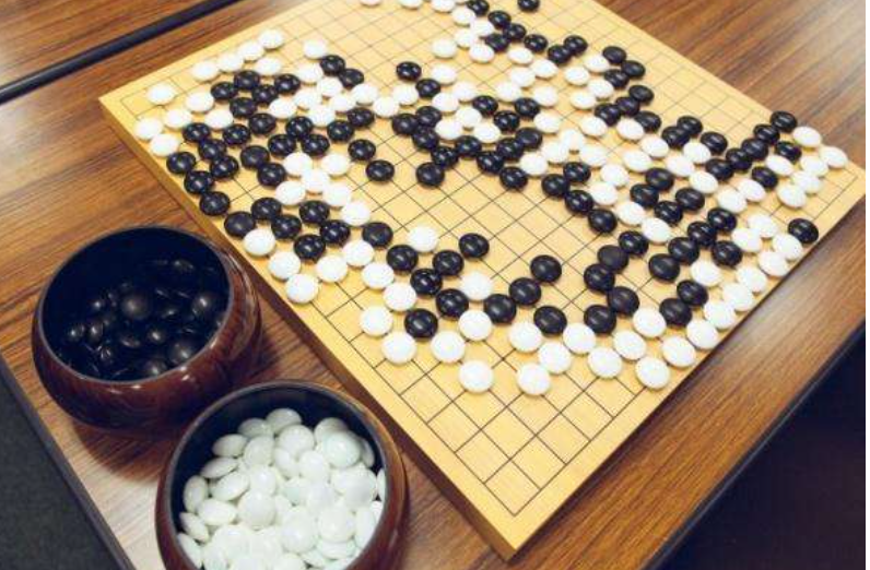 围棋中的贴子是什么意思？具怎么贴子，可不可以说得通俗点。