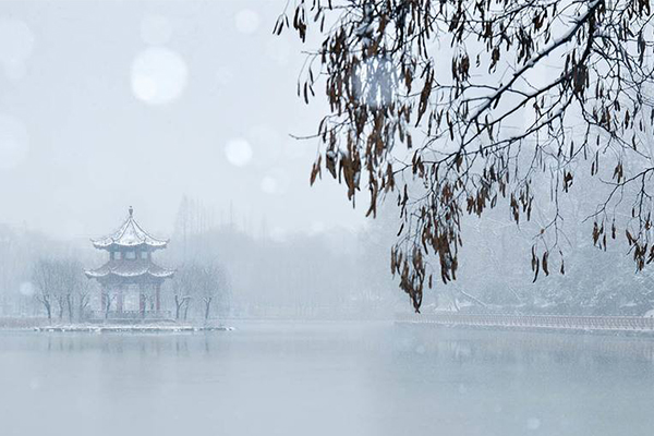 晚来天欲雪,能饮一杯无。相似的句子